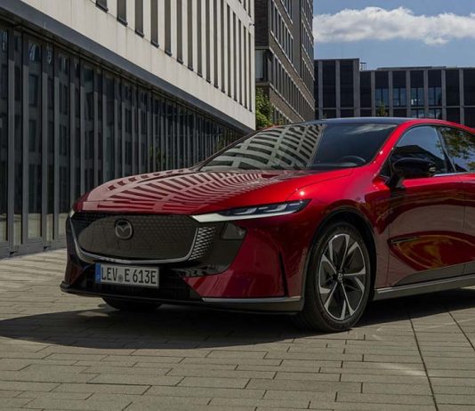 Mazda6e e Mazda CX-6e levam duas propostas elétricas ao Salão do Porto Mazda6e vermelho visto de frente e de lado, com a carroçaria de cinco portas e o design de inspiração coupé em destaque