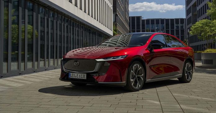 Mazda6e vermelho visto de frente e de lado, com a carroçaria de cinco portas e o design de inspiração coupé em destaque