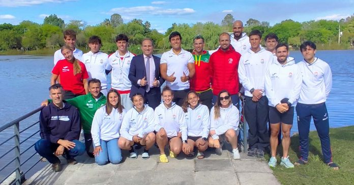 Seleção portuguesa de canoagem reunida na Argentina com o embaixador de Portugal, antes do Mundial de Maratona