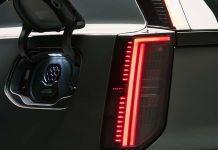 Novo Volvo EX60 regista a menor pegada de carbono de sempre na marca Novo Volvo EX60 com a tampa da porta de carregamento aberta junto ao farolim traseiro