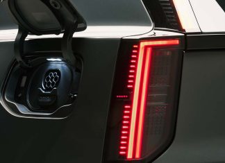 Novo Volvo EX60 regista a menor pegada de carbono de sempre na marca Novo Volvo EX60 com a tampa da porta de carregamento aberta junto ao farolim traseiro