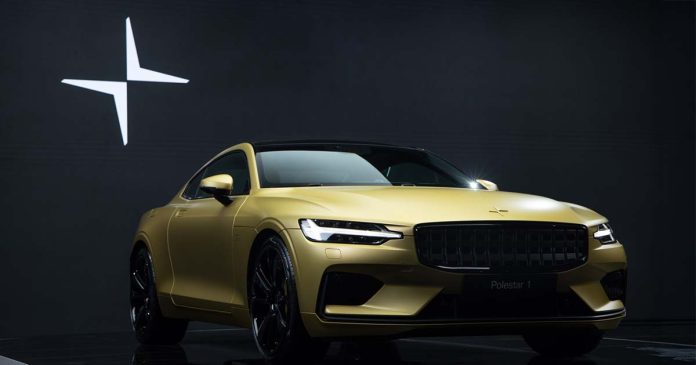 Polestar 1 em exposição com o logótipo da Polestar em fundo escuro
