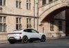Polestar 4 leva Oxford a investigar o que define a verdadeira performance Polestar 4 branco numa rua de Oxford, junto a edifícios históricos.