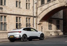 Polestar 4 leva Oxford a investigar o que define a verdadeira performance Polestar 4 branco numa rua de Oxford, junto a edifícios históricos.