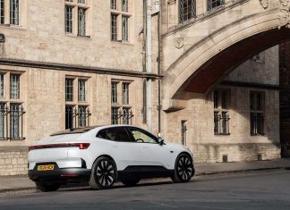 Polestar 4 leva Oxford a investigar o que define a verdadeira performance Polestar 4 branco numa rua de Oxford, junto a edifícios históricos.