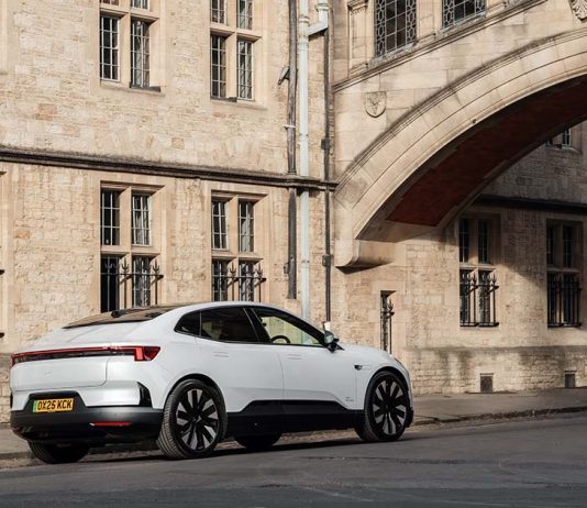 Polestar 4 leva Oxford a investigar o que define a verdadeira performance Polestar 4 branco numa rua de Oxford, junto a edifícios históricos.