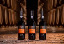 Porto Ferreira Colheita traz à luz três vindimas guardadas durante décadas Três garrafas de Porto Ferreira Colheita, das vindimas de 2001, 2006 e 2008, diante dos cascos de carvalho nas caves