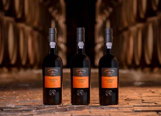 Porto Ferreira Colheita traz à luz três vindimas guardadas durante décadas Três garrafas de Porto Ferreira Colheita, das vindimas de 2001, 2006 e 2008, diante dos cascos de carvalho nas caves