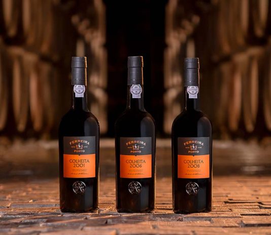 Porto Ferreira Colheita traz à luz três vindimas guardadas durante décadas Três garrafas de Porto Ferreira Colheita, das vindimas de 2001, 2006 e 2008, diante dos cascos de carvalho nas caves