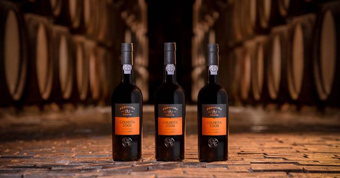 Porto Ferreira Colheita 2001, 2006 e 2008 Três garrafas de Porto Ferreira Colheita, das vindimas de 2001, 2006 e 2008, diante dos cascos de carvalho nas caves