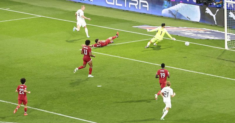 Diogo Costa estende a perna para intercetar a bola na &aacute;rea portuguesa durante o jogo Portugal Noruega
