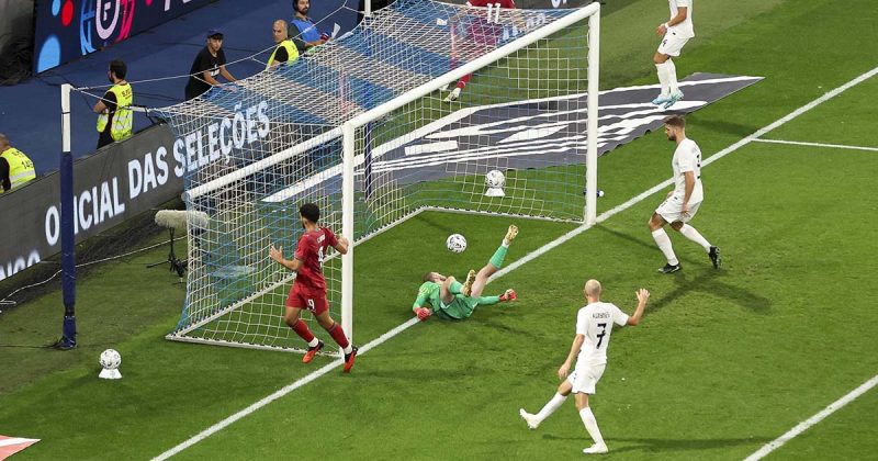 Gon&ccedil;alo Ramos festeja junto &agrave; baliza, com Egil Selvik no relvado, ap&oacute;s marcar no jogo Portugal Noruega