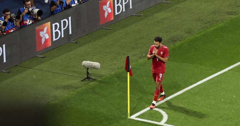 Gon&ccedil;alo Ramos junta as m&atilde;os junto &agrave; bandeirola de canto durante os festejos do golo no jogo Portugal Noruega