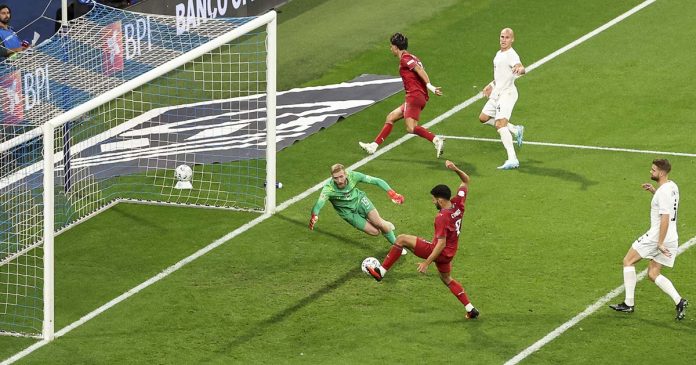 Gonçalo Ramos remata diante de Egil Selvik no jogo Portugal Noruega, no Estádio do Dragão