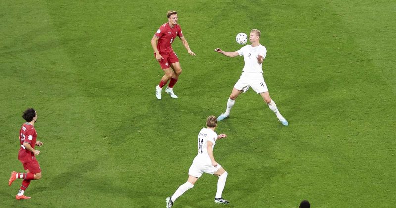 Erling Haaland controla a bola junto de Jo&atilde;o Palhinha no jogo Portugal Noruega, no Est&aacute;dio do Drag&atilde;o