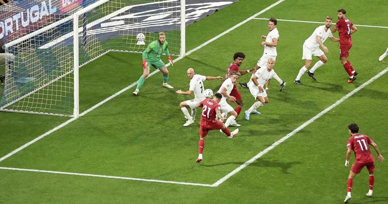 R&uacute;ben Neves remata na &aacute;rea, rodeado por jogadores noruegueses, durante o jogo Portugal Noruega no Est&aacute;dio do Drag&atilde;o