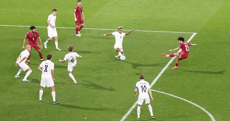 Vitinha remata &agrave; entrada da &aacute;rea, perante Antonio Nusa, durante o jogo Portugal Noruega no Est&aacute;dio do Drag&atilde;o