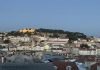Prémios de turismo elegem Portugal como melhor destino da Europa em 2026 Vista de Lisboa ao anoitecer, com o Castelo de São Jorge iluminado, a ilustrar a notícia sobre os prémios de turismo atribuídos a Portugal.