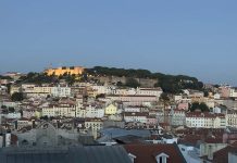 Prémios de turismo elegem Portugal como melhor destino da Europa em 2026 Vista de Lisboa ao anoitecer, com o Castelo de São Jorge iluminado, a ilustrar a notícia sobre os prémios de turismo atribuídos a Portugal.