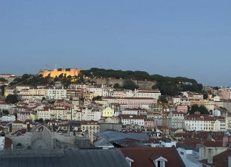 Prémios de turismo elegem Portugal como melhor destino da Europa em 2026 Vista de Lisboa ao anoitecer, com o Castelo de São Jorge iluminado, a ilustrar a notícia sobre os prémios de turismo atribuídos a Portugal.