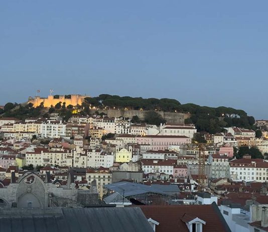 Prémios de turismo elegem Portugal como melhor destino da Europa em 2026 Vista de Lisboa ao anoitecer, com o Castelo de São Jorge iluminado, a ilustrar a notícia sobre os prémios de turismo atribuídos a Portugal.