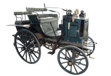 Primeiro automóvel em Portugal regressa em livro 131 anos depois Panhard & Levassor, o primeiro automóvel em Portugal, com carroçaria verde, bancos abertos e rodas de raios