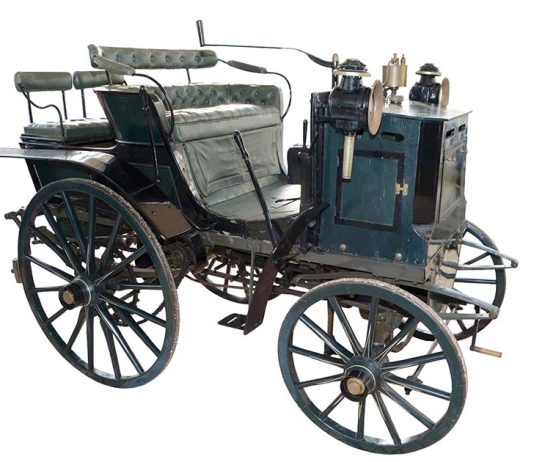 Primeiro automóvel em Portugal regressa em livro 131 anos depois Panhard & Levassor, o primeiro automóvel em Portugal, com carroçaria verde, bancos abertos e rodas de raios