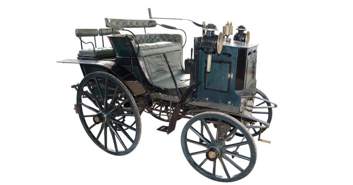Panhard & Levassor, o primeiro automóvel em Portugal, com carroçaria verde, bancos abertos e rodas de raios