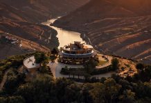 Quinta das Carvalhas vence Best of Wine Tourism com a emblemática Casa Redonda Casa Redonda da Quinta das Carvalhas sobre o rio Douro e as encostas vinhateiras.