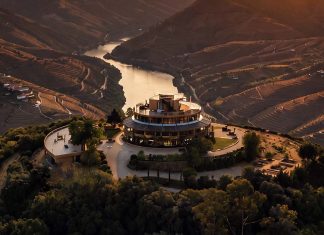 Quinta das Carvalhas vence Best of Wine Tourism com a emblemática Casa Redonda Casa Redonda da Quinta das Carvalhas sobre o rio Douro e as encostas vinhateiras.
