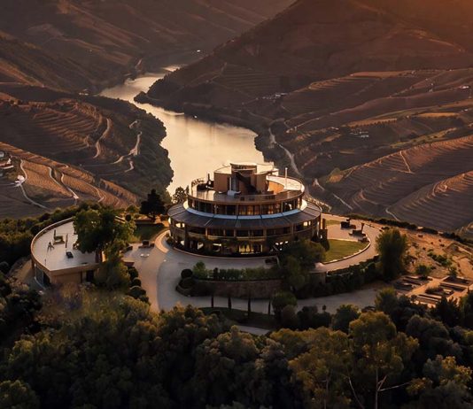 Quinta das Carvalhas vence Best of Wine Tourism com a emblemática Casa Redonda Casa Redonda da Quinta das Carvalhas sobre o rio Douro e as encostas vinhateiras.