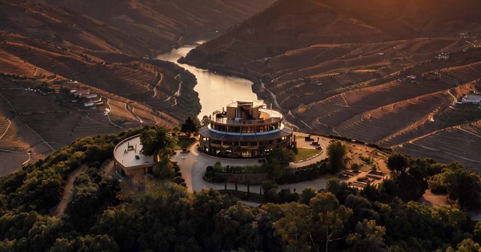 Casa Redonda da Quinta das Carvalhas sobre o rio Douro e as encostas vinhateiras.