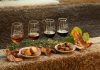 Quinta do Bomfim surpreende com quatro harmonizações de Vinho do Porto e castanha Quatro taças de Vinho do Porto da Quinta do Bomfim acompanhadas por biscoitos e castanhas