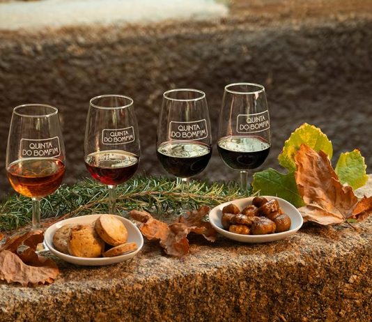 Quinta do Bomfim surpreende com quatro harmonizações de Vinho do Porto e castanha Quatro taças de Vinho do Porto da Quinta do Bomfim acompanhadas por biscoitos e castanhas