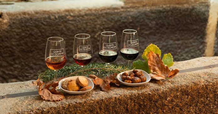 Quinta do Bomfim — harmonizações de Vinho do Porto e castanha Quatro taças de Vinho do Porto da Quinta do Bomfim acompanhadas por biscoitos e castanhas