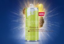 Red Bull Winter Edition dá ao inverno um sabor a pistácio e frutos vermelhos Lata verde de Red Bull Winter Edition com sabor a pistácio e frutos vermelhos, sobre fundo azul