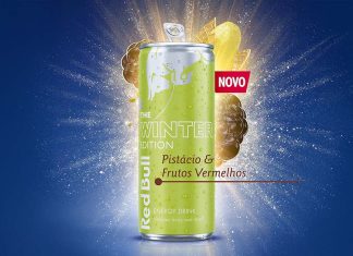 Red Bull Winter Edition dá ao inverno um sabor a pistácio e frutos vermelhos Lata verde de Red Bull Winter Edition com sabor a pistácio e frutos vermelhos, sobre fundo azul