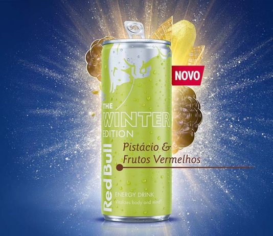 Red Bull Winter Edition dá ao inverno um sabor a pistácio e frutos vermelhos Lata verde de Red Bull Winter Edition com sabor a pistácio e frutos vermelhos, sobre fundo azul