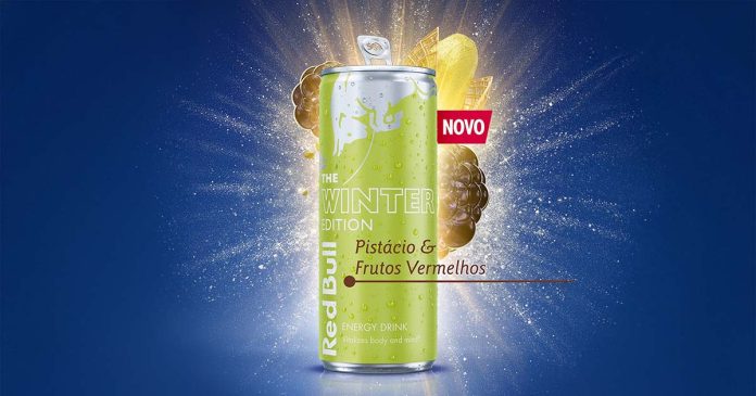 Lata verde de Red Bull Winter Edition com sabor a pistácio e frutos vermelhos, sobre fundo azul