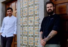Restaurante HÍBRIDO regressa às origens e reabre em Montemor-o-Novo João Narigueta e Miguel Dominguinhos, responsáveis pelo restaurante HÍBRIDO, junto a portas de madeira e uma fachada revestida a azulejos