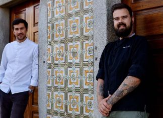 Restaurante HÍBRIDO regressa às origens e reabre em Montemor-o-Novo João Narigueta e Miguel Dominguinhos, responsáveis pelo restaurante HÍBRIDO, junto a portas de madeira e uma fachada revestida a azulejos