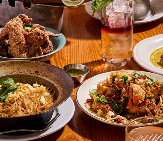 Restaurante tailandês de Nova Iorque Fish Cheeks chega ao JNcQUOI Asia para três dias de partilha à mesa Mesa com pratos tailandeses, taças de arroz e cocktails do Fish Cheeks, restaurante tailandês de Nova Iorque