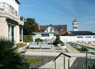 Restaurantes do Farol Hotel prolongam os sabores de verão com o outono à mesa Terraço junto aos restaurantes do Farol Hotel, com espreguiçadeiras, vista para o mar e um farol ao fundo