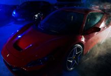 Rodda Collection leva oito décadas de história ao mercado dos automóveis de luxo Ferrari vermelho em destaque numa apresentação de automóveis da Rodda Collection