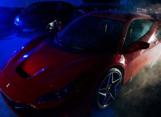Rodda Collection leva oito décadas de história ao mercado dos automóveis de luxo Ferrari vermelho em destaque numa apresentação de automóveis da Rodda Collection