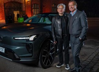 Segurança automóvel leva Volvo e NVIDIA a aprofundar parceria na inteligência artificial Jensen Huang e Håkan Samuelsson junto a um Volvo, no âmbito da parceria para a segurança automóvel.