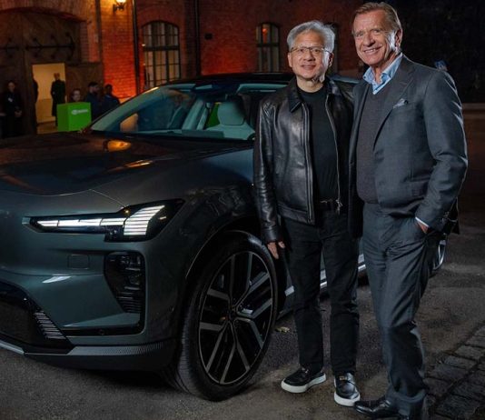 Segurança automóvel leva Volvo e NVIDIA a aprofundar parceria na inteligência artificial Jensen Huang e Håkan Samuelsson junto a um Volvo, no âmbito da parceria para a segurança automóvel.