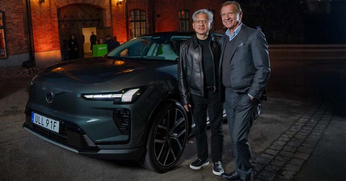 Volvo Cars e NVIDIA aprofundam parceria tecnológica Jensen Huang e Håkan Samuelsson junto a um Volvo, no âmbito da parceria para a segurança automóvel.