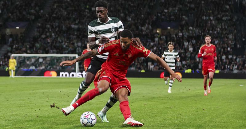 Sporting perde em Alvalade frente ao LASK Linz, com um jogador leonino a pressionar o advers&aacute;rio na disputa de bola.