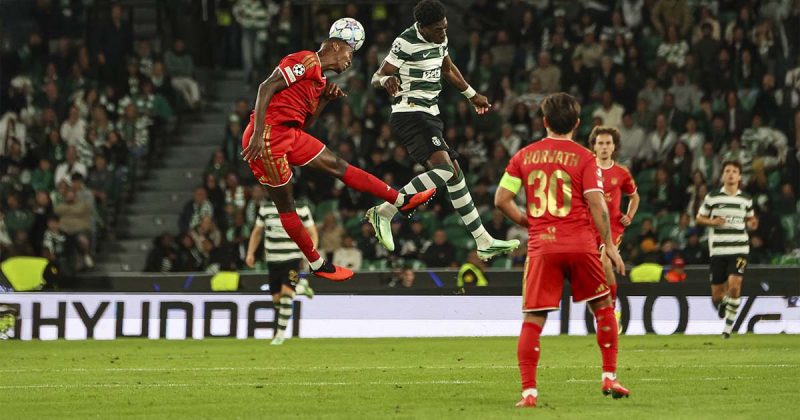 Sporting perde em Alvalade frente ao LASK Linz, num encontro da Liga dos Campe&otilde;es com intensa disputa de bola pelo ar.
